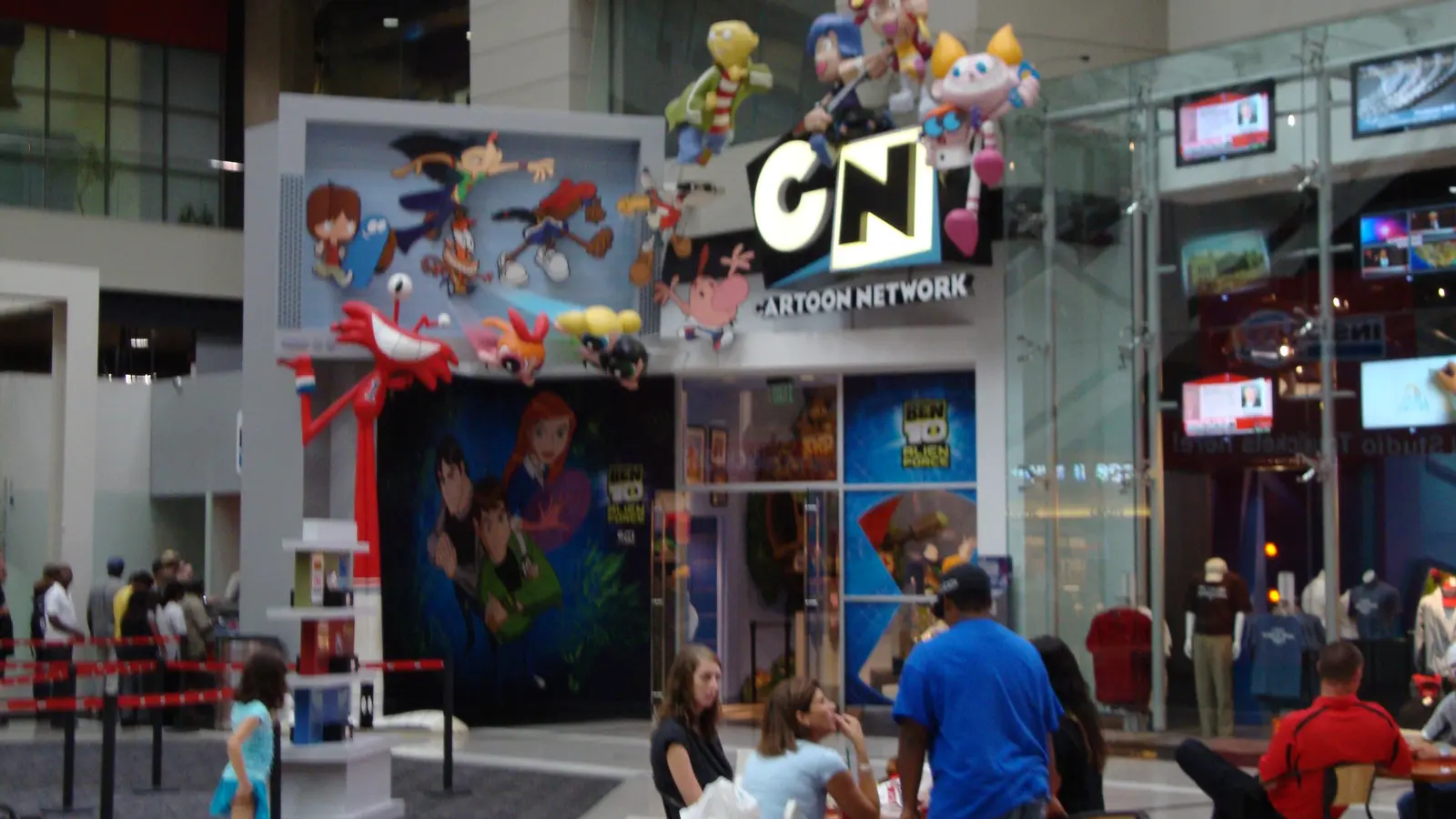 Visitantes frente a la tienda de Cartoon Network dentro del CNN Center de Atlanta en 2009