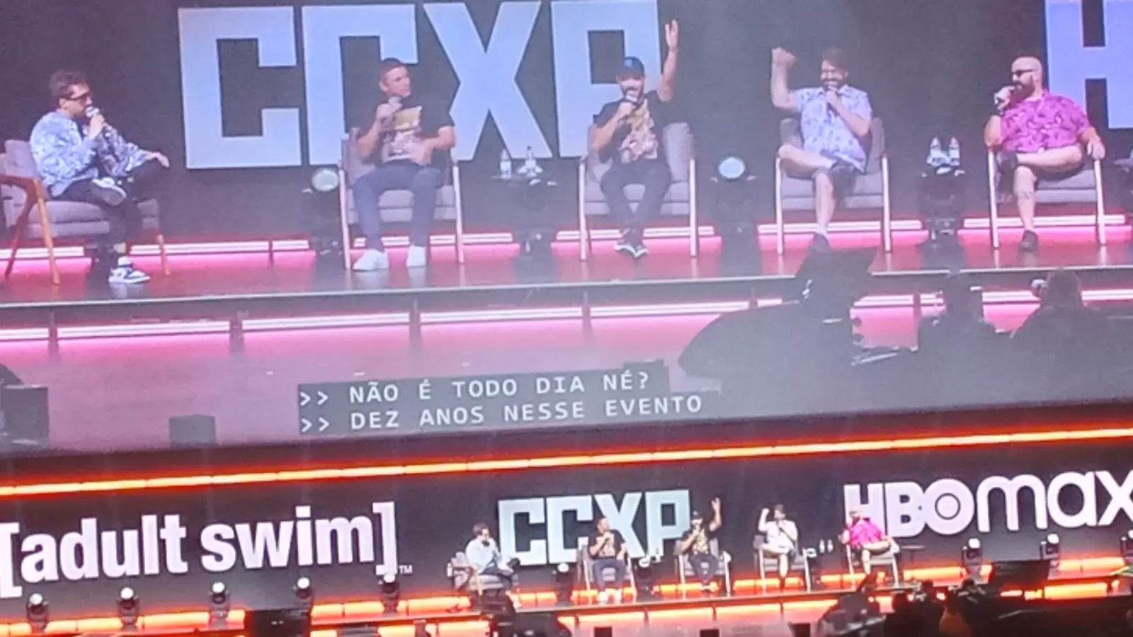 Creadores brasileños participan en un panel de Adult Swim durante CCXP 2023