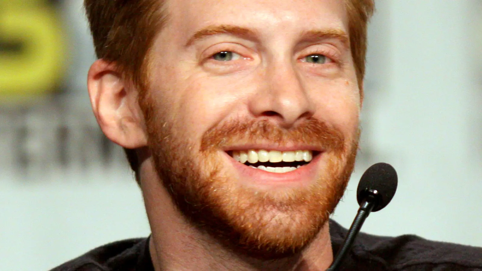 Seth Green sonríe frente a un micrófono durante Comic-Con 2011
