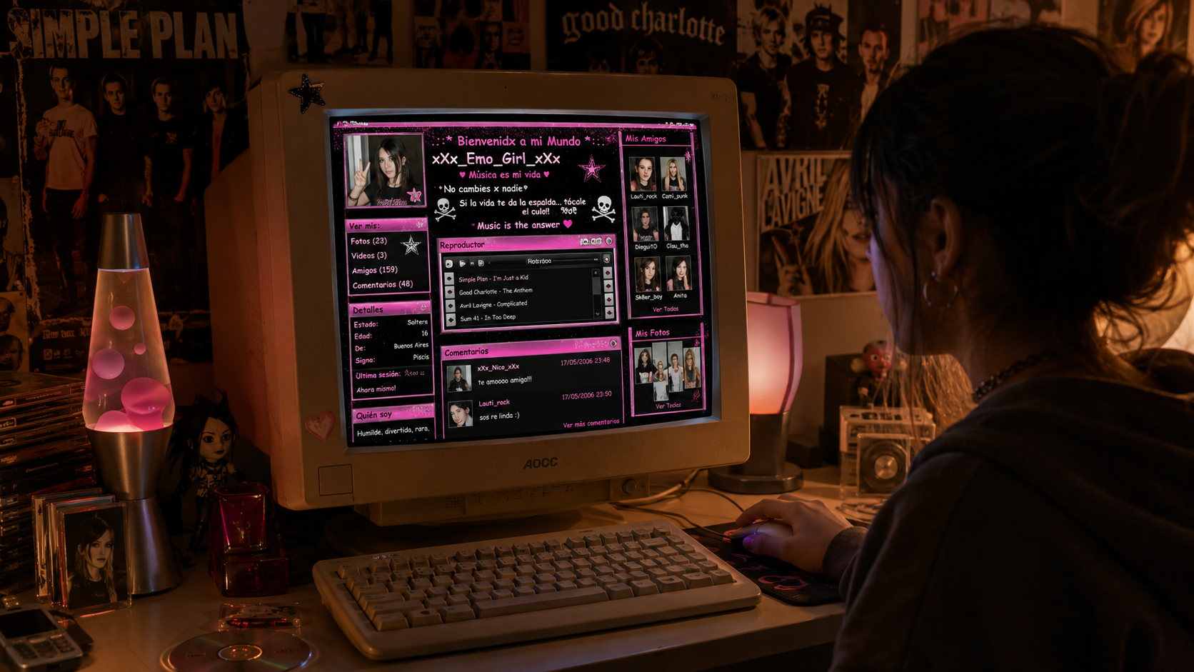 Adolescente personalizando su perfil de MySpace en una computadora durante los años 2000