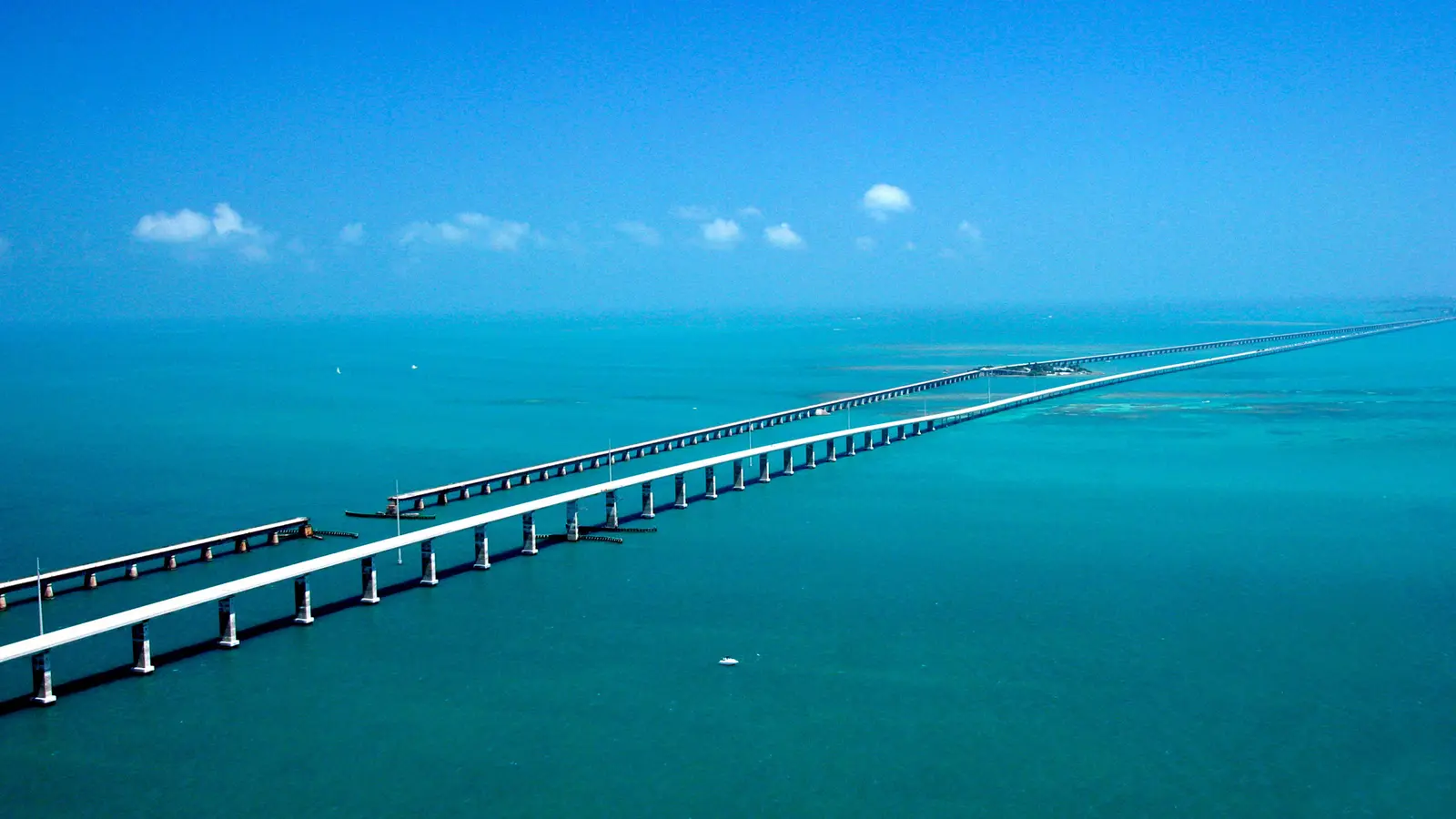 Vista aérea del puente Seven Mile sobre el agua azul de los Cayos de Florida