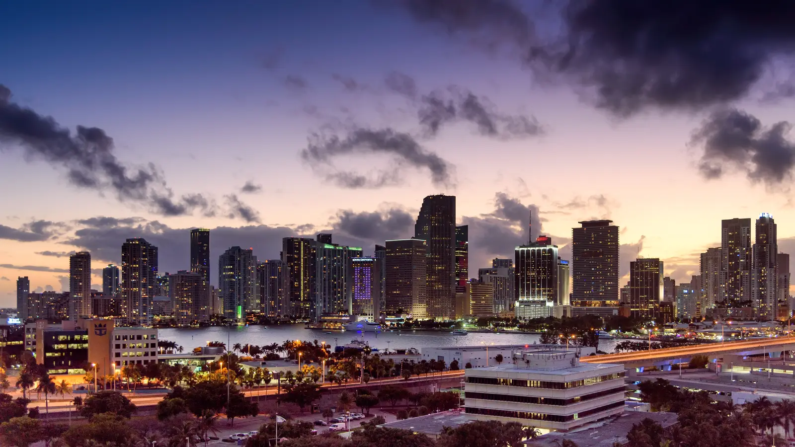 Skyline de Miami iluminado durante un atardecer visto desde el puerto