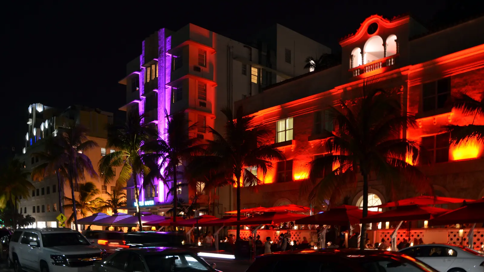Hoteles art déco iluminados con neón en Ocean Drive de Miami Beach