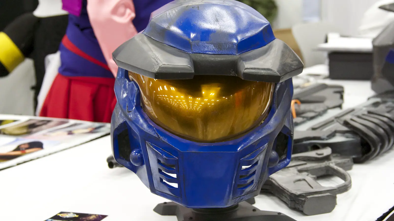 Casco azul de Spartan con visor dorado exhibido sobre una mesa en RTX 2014