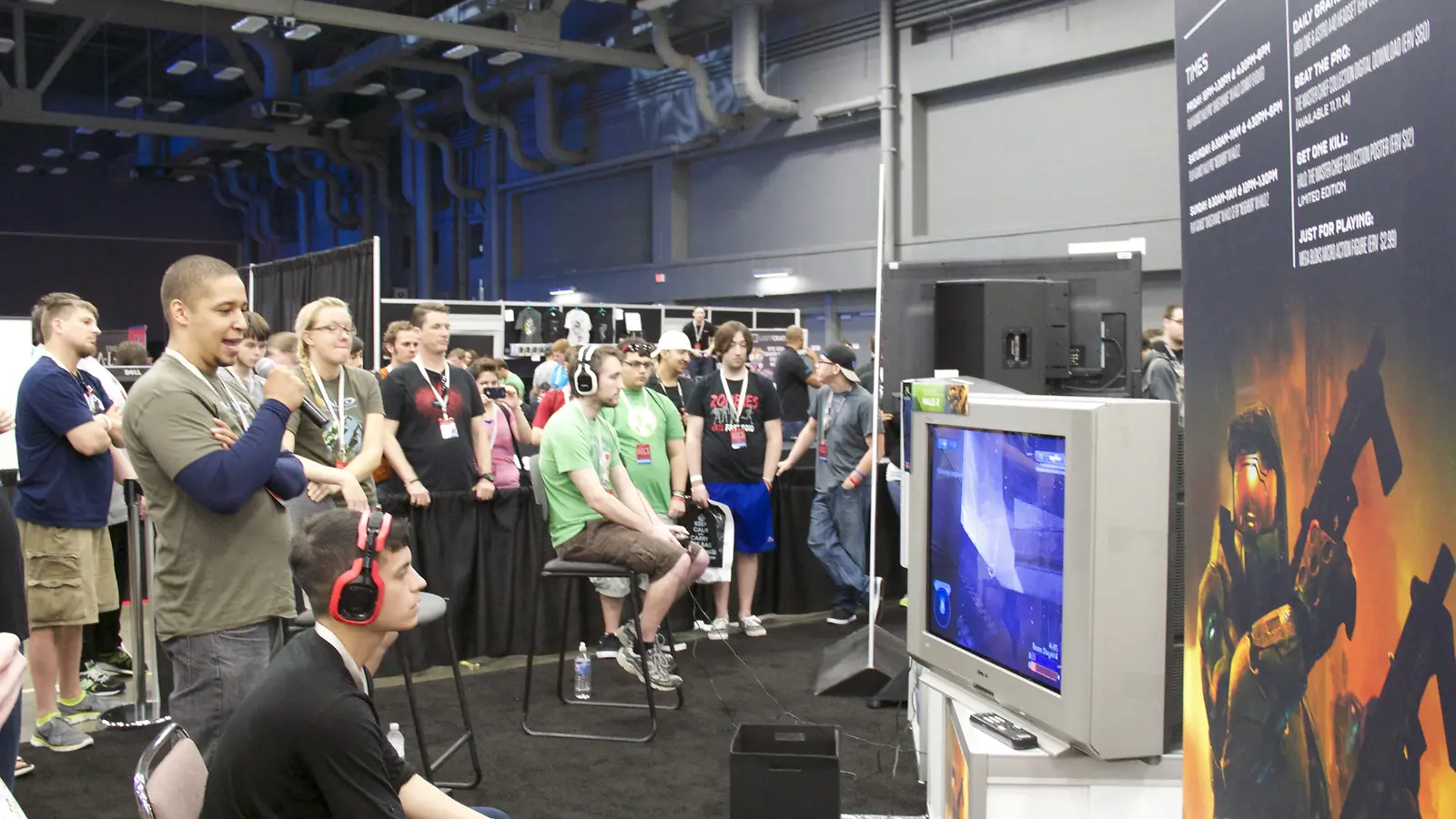 Jugador compite en Halo frente a un televisor mientras el público observa en RTX 2014