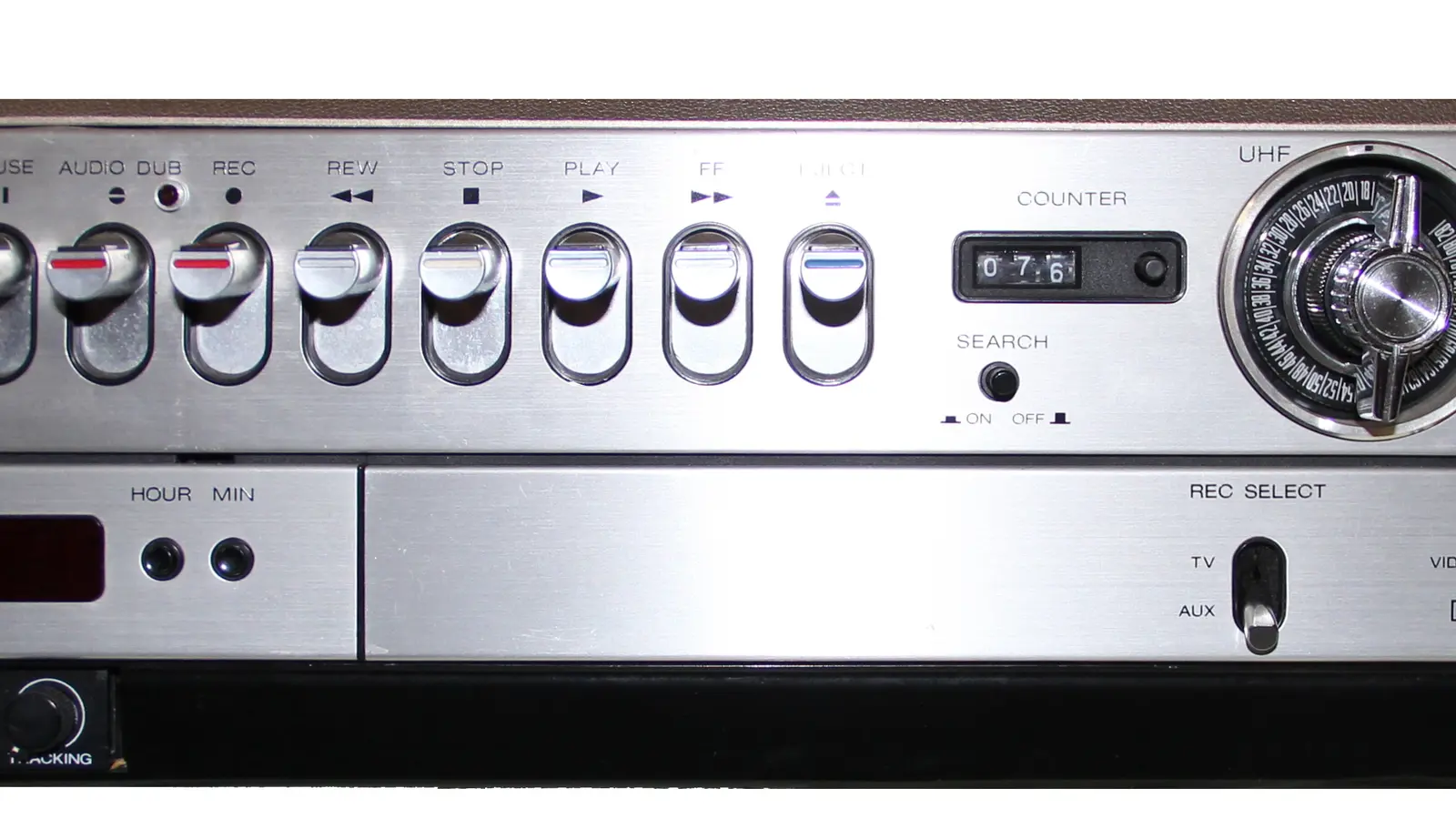 Panel frontal de la videocasetera JVC HR-3300U, uno de los primeros equipos domésticos VHS.
