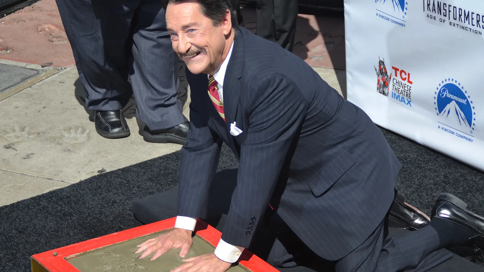 Peter Cullen coloca sus manos en cemento durante una ceremonia en el Chinese Theatre en 2014.