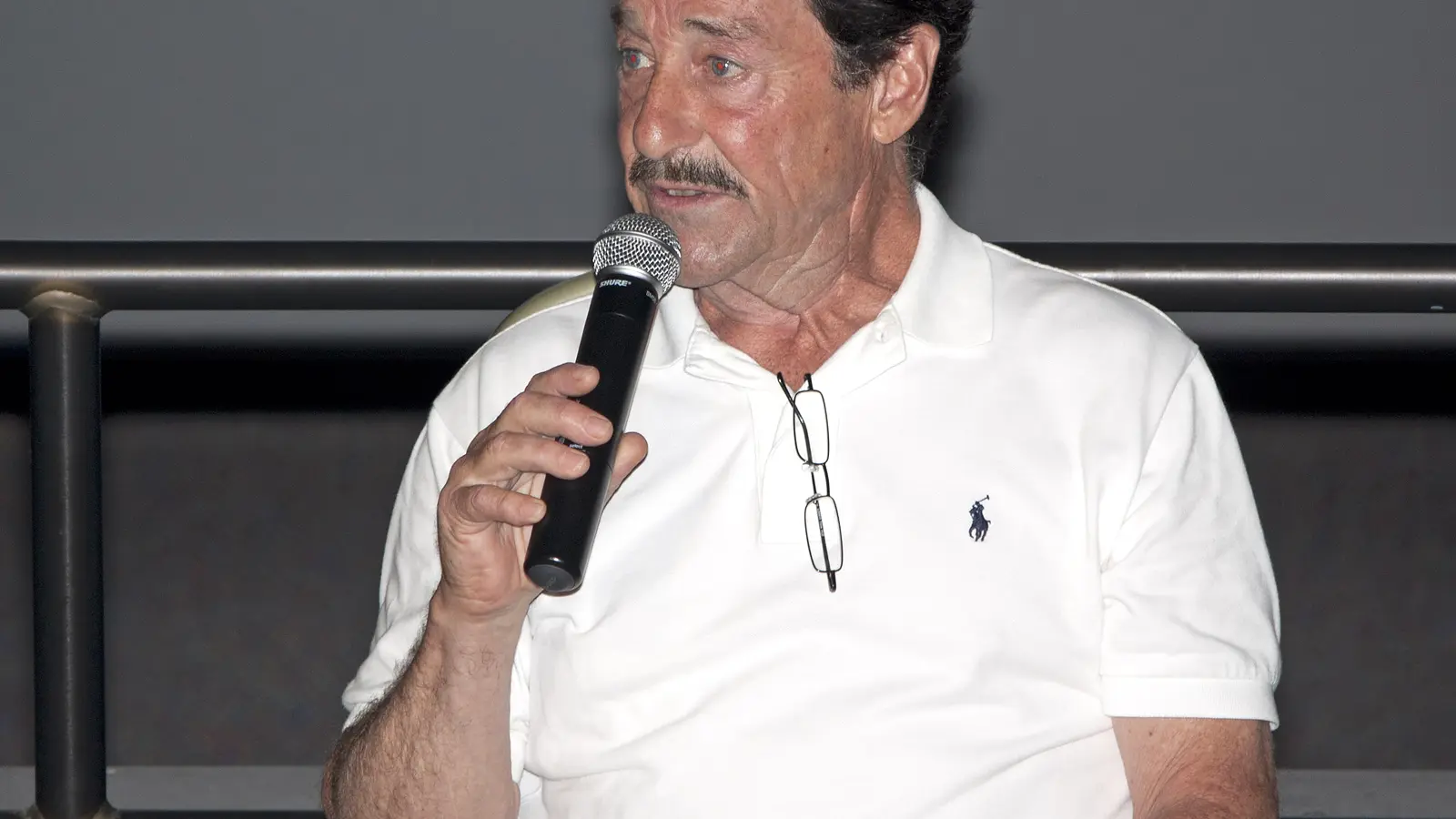 Peter Cullen habla con un micrófono en el Centro Espacial Kennedy en 2011.