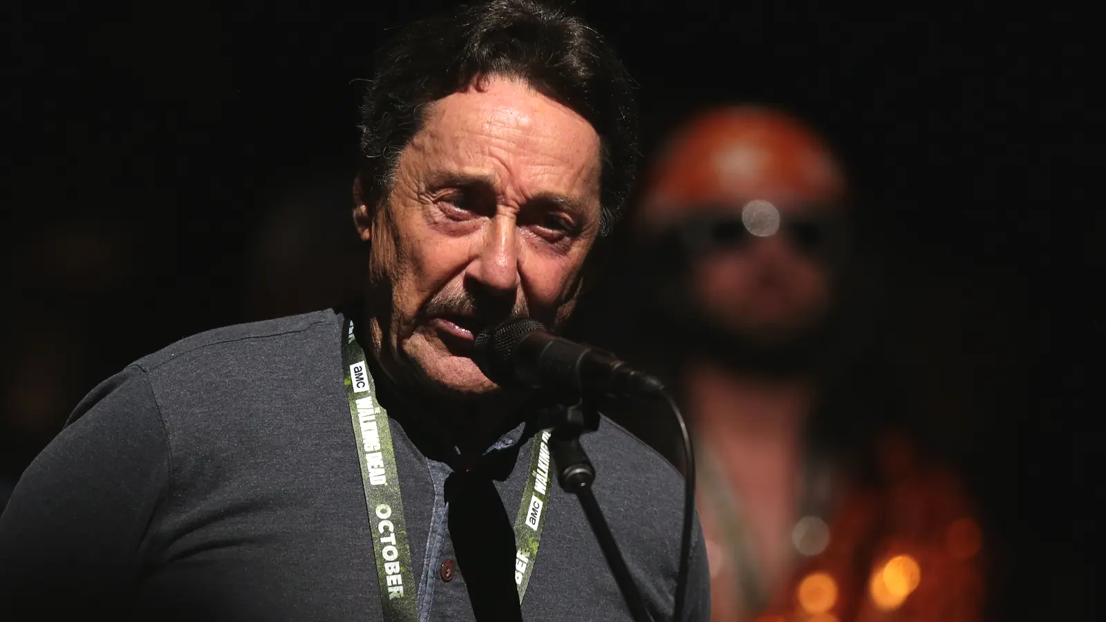 Peter Cullen habla ante un micrófono durante un panel en la Comic-Con de San Diego de 2018.