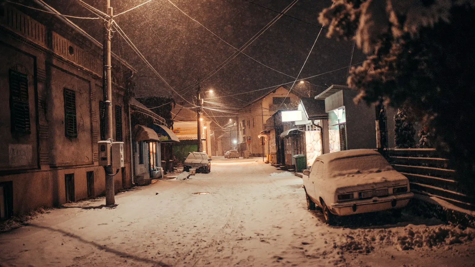 Calle vacía y nevada de Petrovac na Mlavi durante la noche