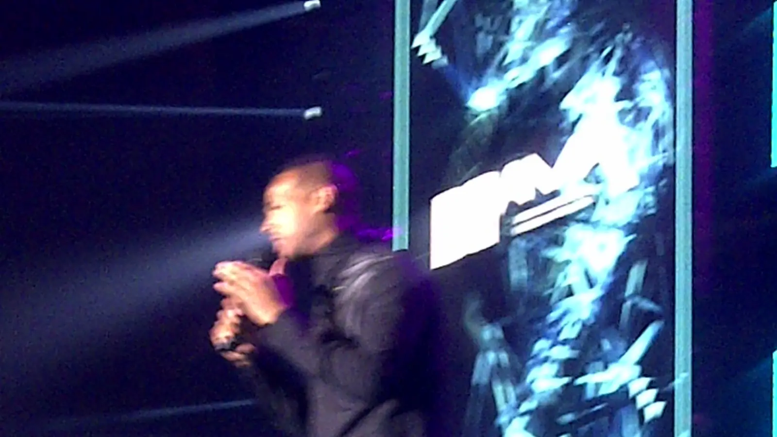 Marlon Wayans habla con un micrófono sobre el escenario de los MTV Africa Music Awards 2014