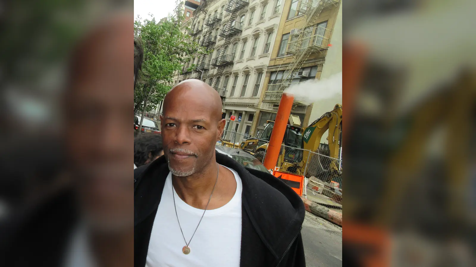 Keenen Ivory Wayans mira a la cámara durante una aparición pública en Nueva York en 2019
