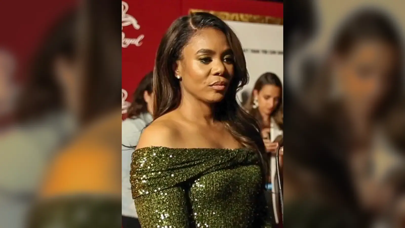 Regina Hall posa con vestido verde durante la premiere de Shaft en Nueva York en 2019