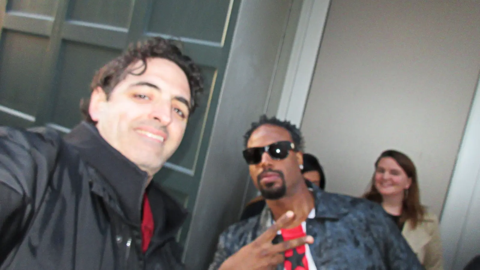 Shawn Wayans con gafas oscuras hace la señal de paz durante un encuentro en Nueva York en 2019