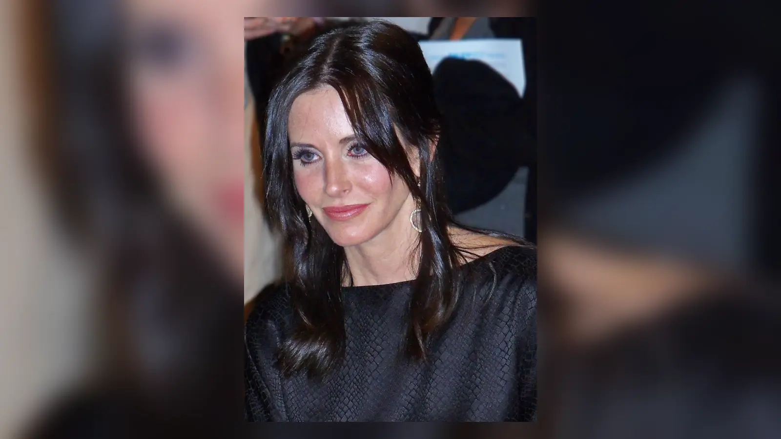 Courteney Cox sonríe durante el panel de Cougar Town en PaleyFest 2010