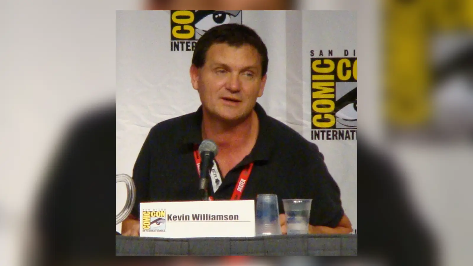 Kevin Williamson habla frente a un micrófono durante un panel de la Comic-Con de 2010
