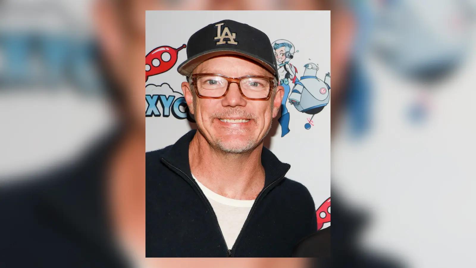 Matthew Lillard sonríe con gorra y gafas durante GalaxyCon Columbus en 2025