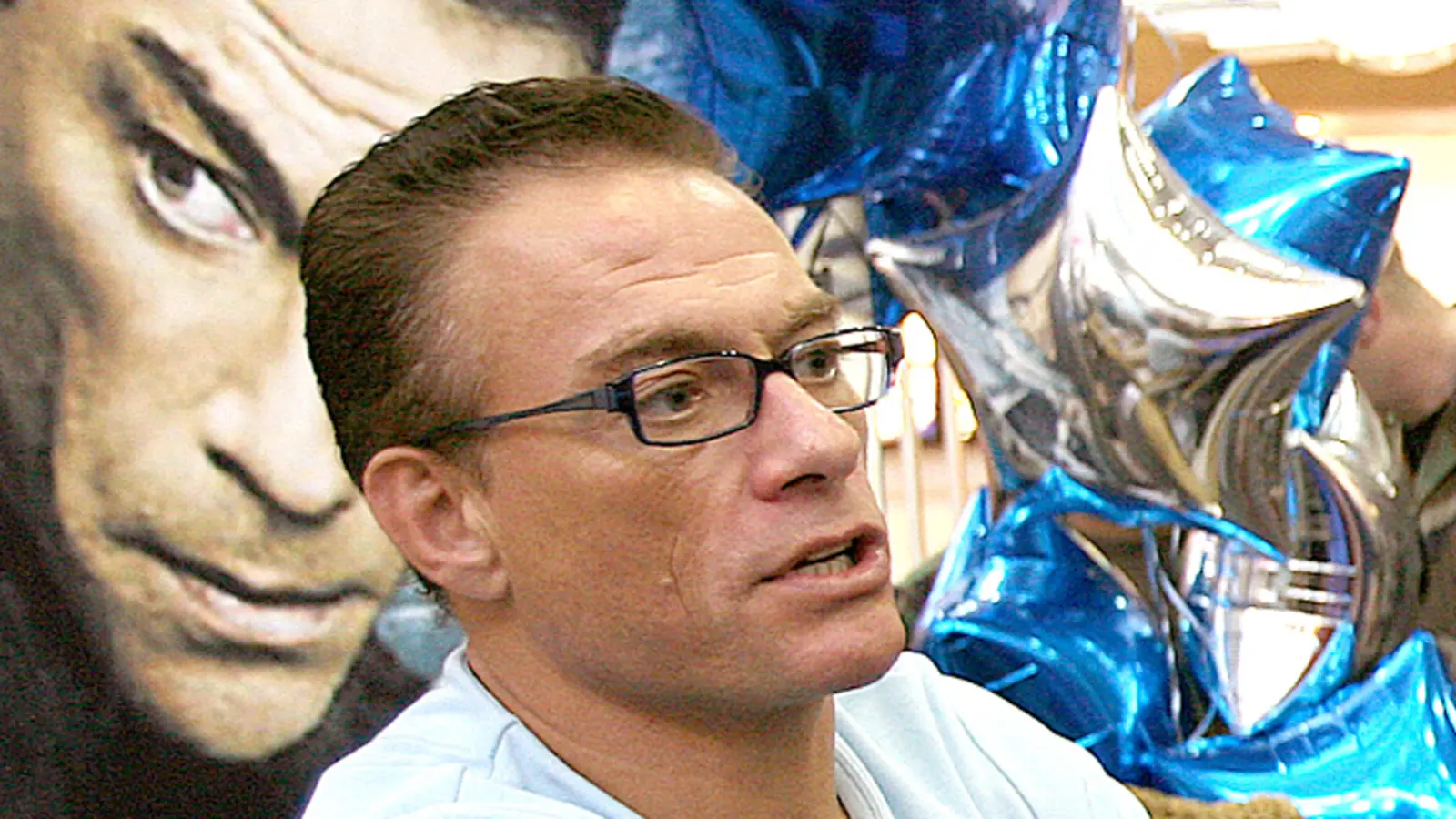 Jean-Claude Van Damme durante una visita a una base de la Fuerza Aérea de Estados Unidos.
