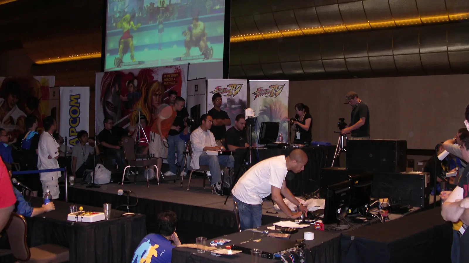 Jugadores y equipo técnico durante una jornada del torneo de Street Fighter en Evo 2009.