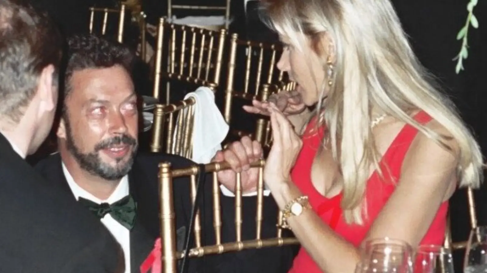 Tim Curry conversa durante el baile de los premios Emmy de 1994