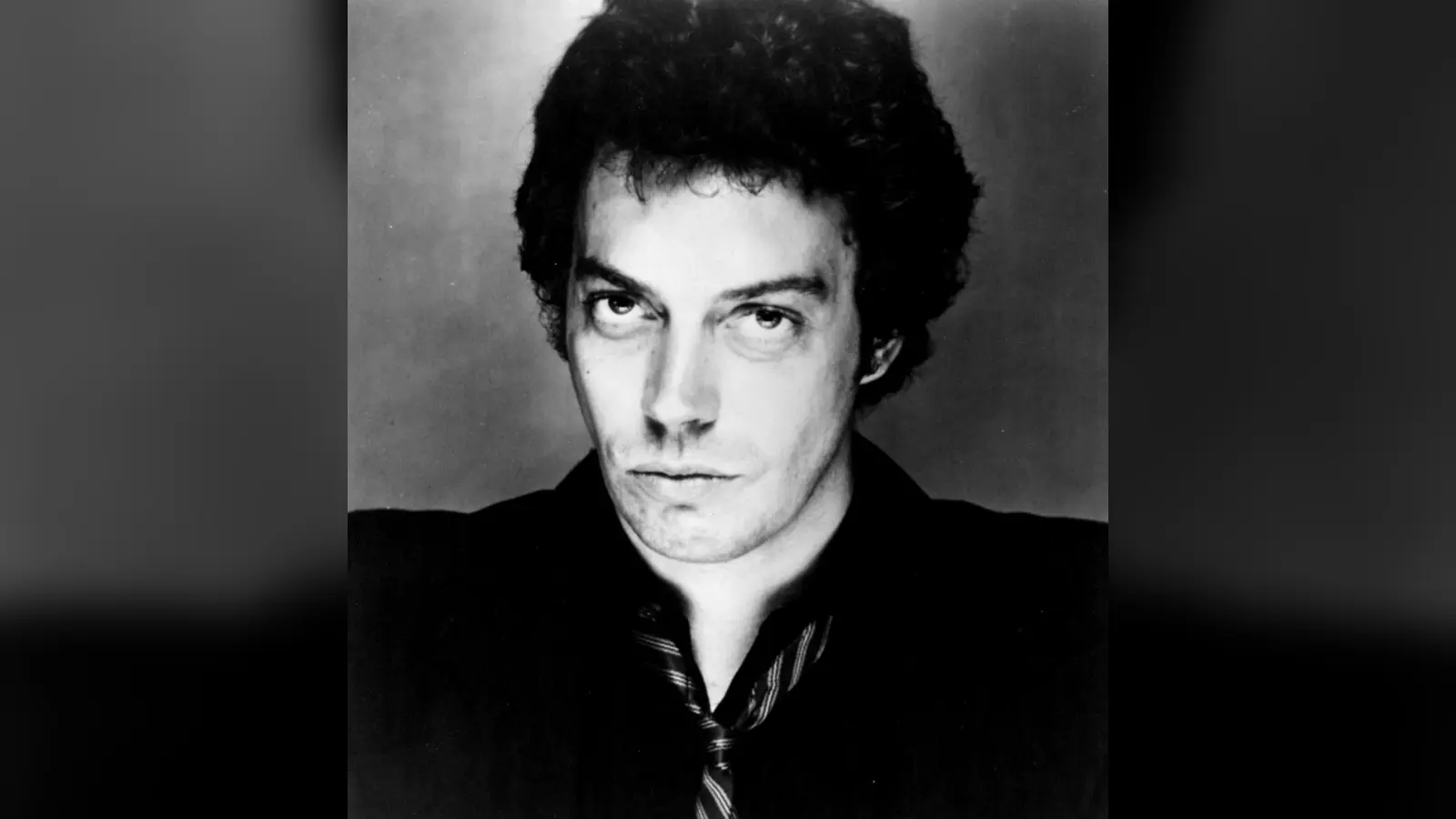 Tim Curry en un retrato promocional en blanco y negro de 1978