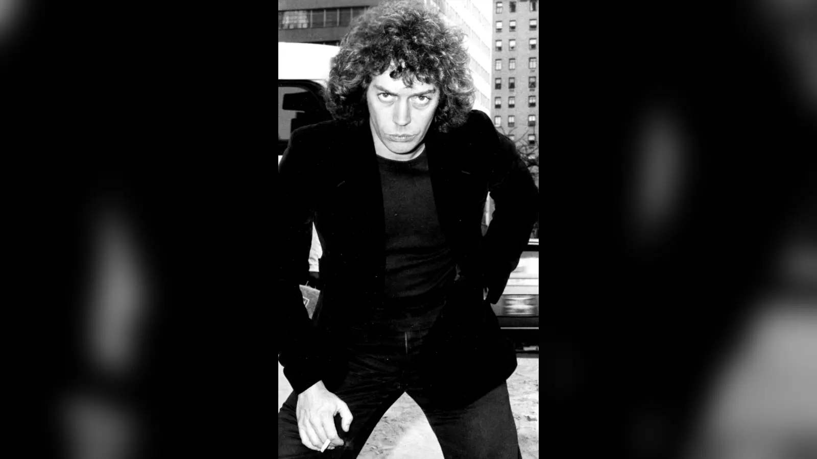 Tim Curry posa en una fotografía promocional en blanco y negro de 1979