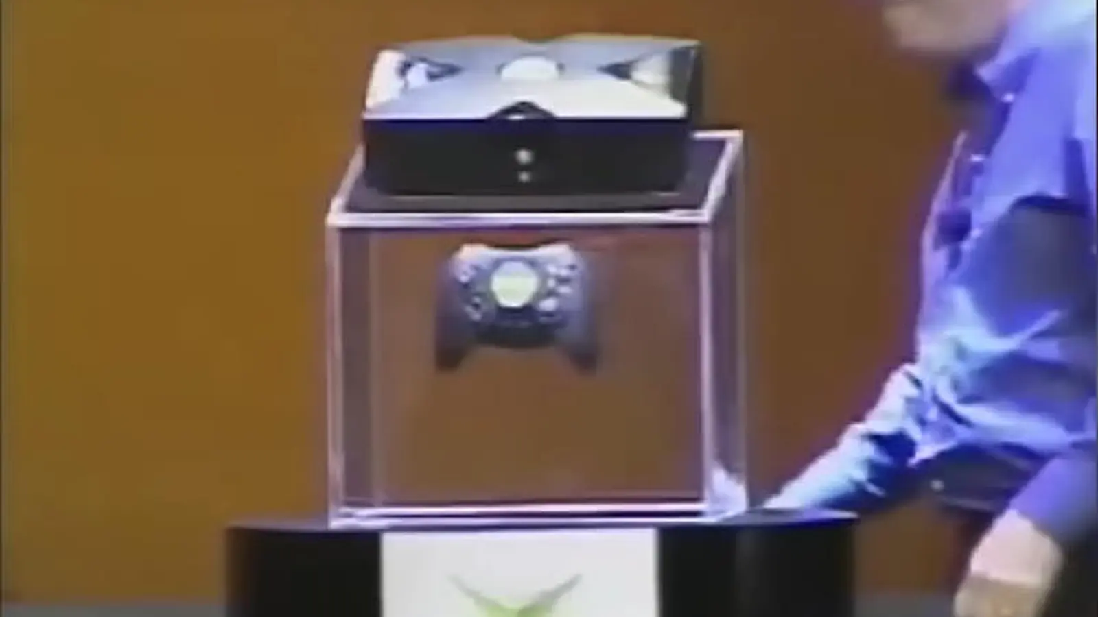 Bill Gates junto a la primera Xbox durante su presentación en CES 2001