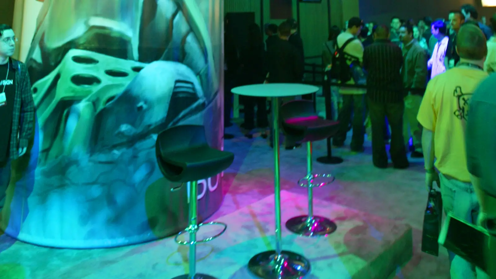 Visitantes recorren el stand verde de Xbox durante la feria E3 de 2003