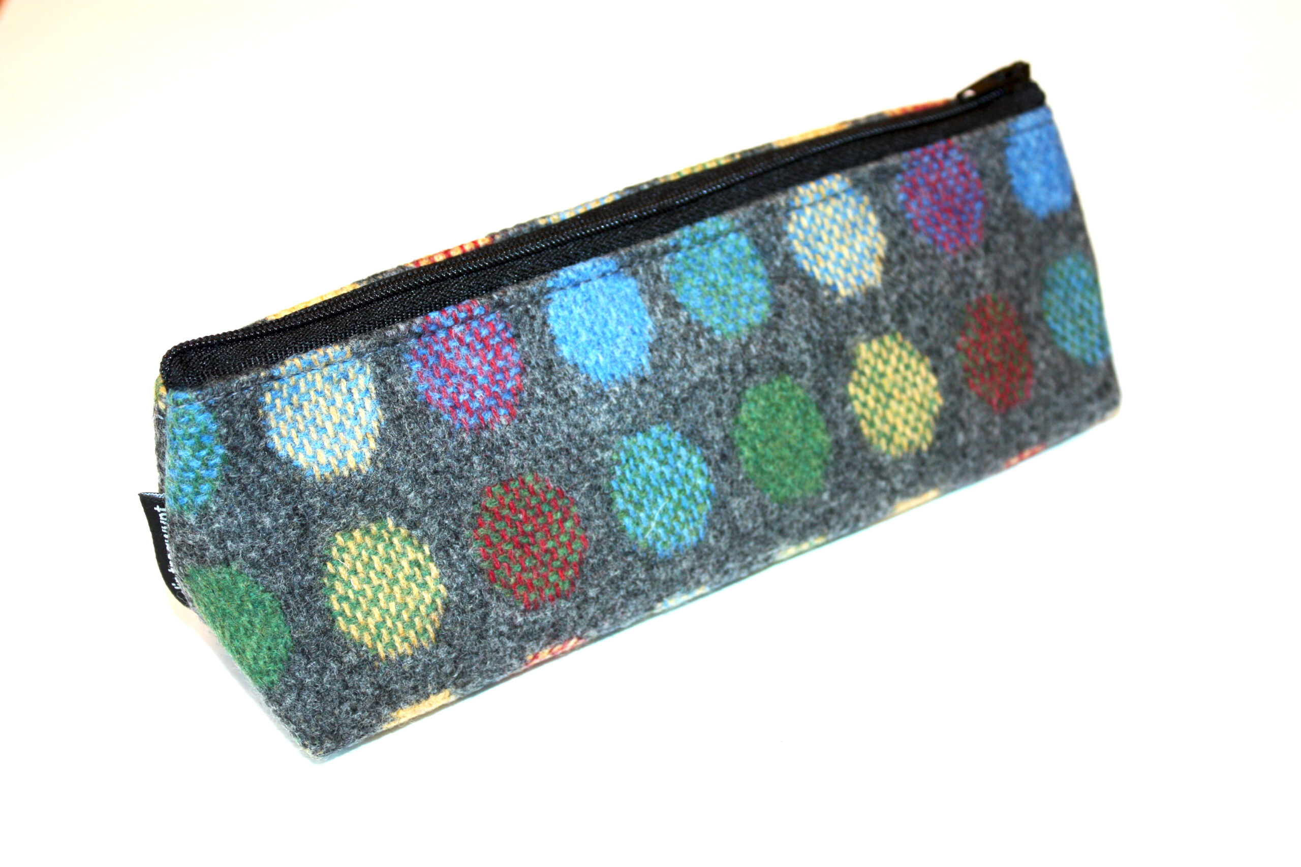 Estuche de tela gris con círculos de colores y cierre negro