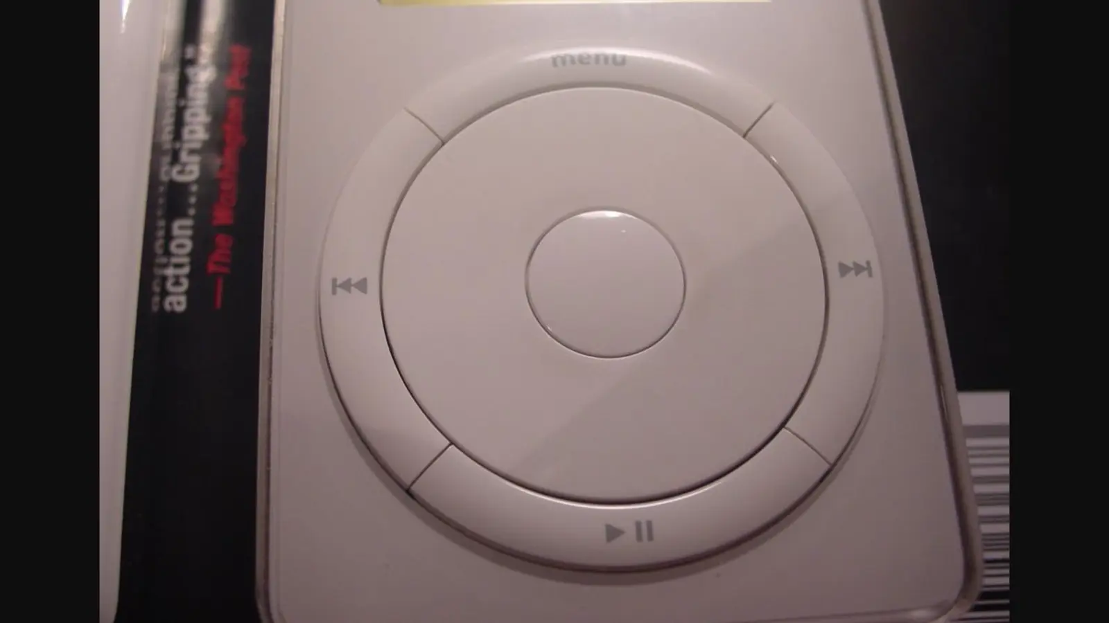 Primer plano de la rueda de control circular de un iPod clásico.