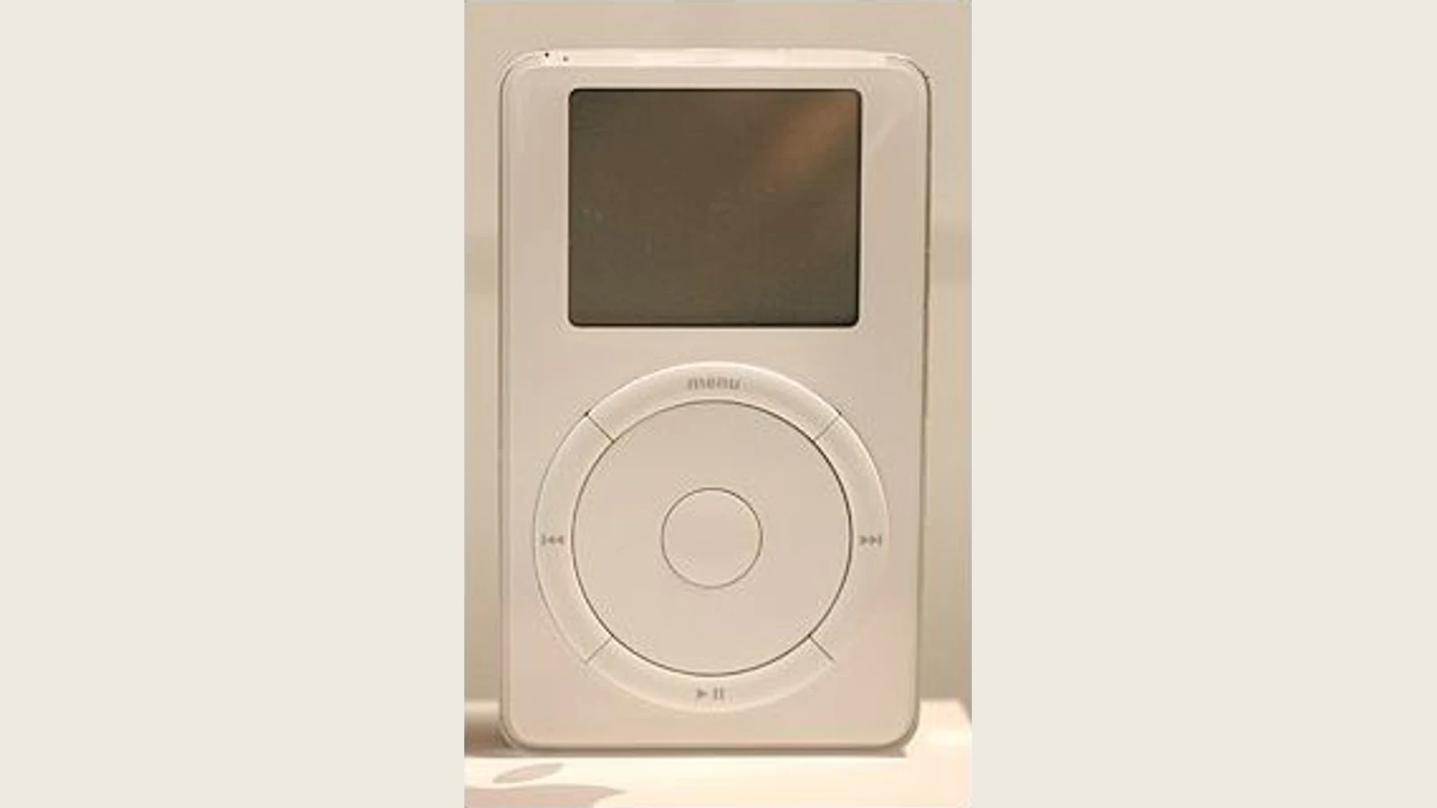 iPod original de primera generación con rueda mecánica y pantalla monocroma.