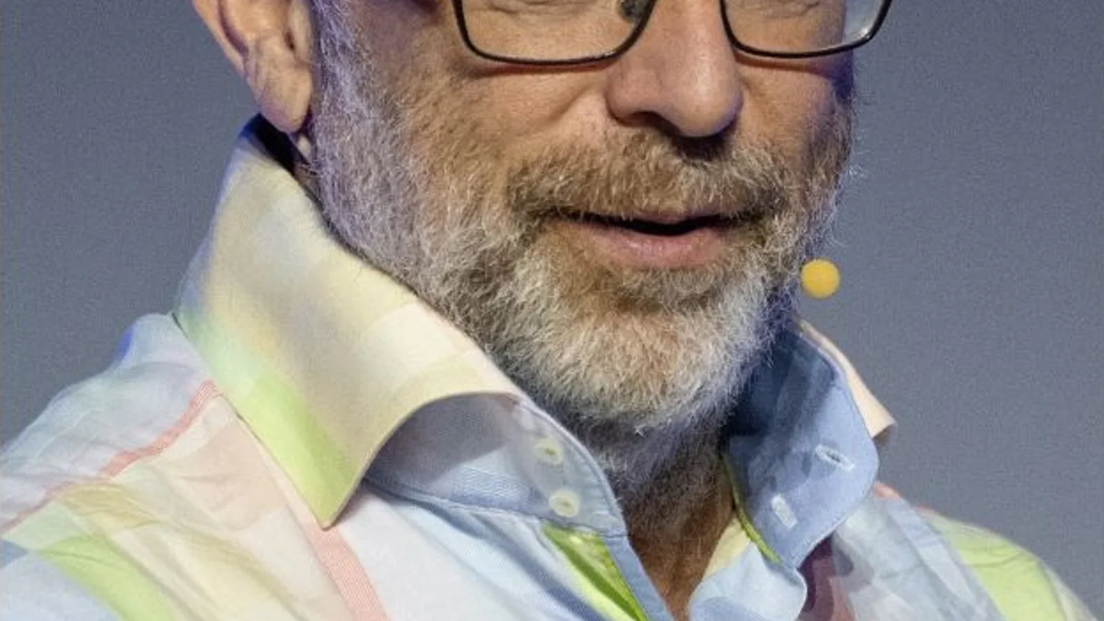 Jimmy Wales habla con un micrófono en la apertura de Wikimania 2024.