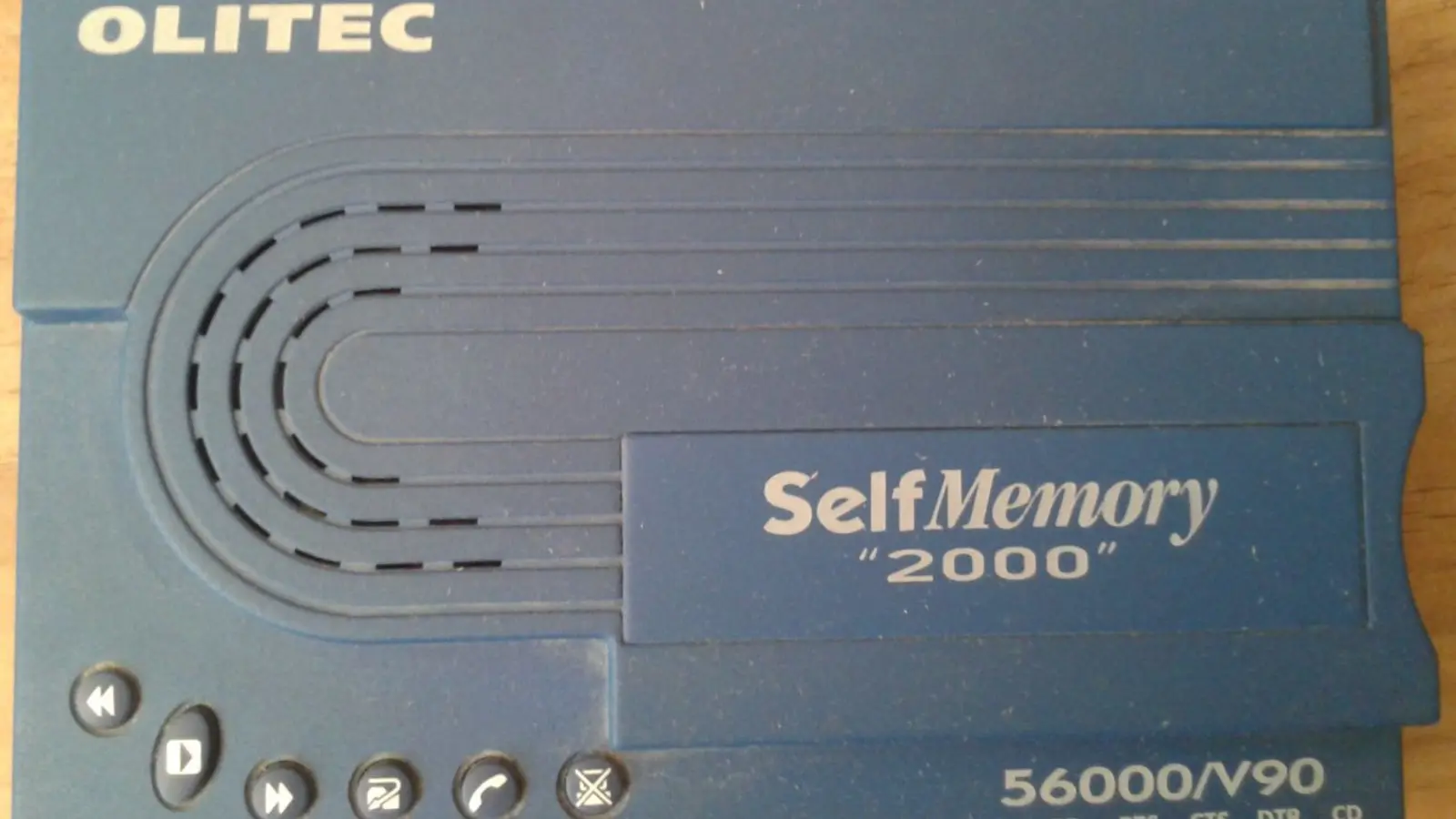 Primer plano de un módem dial-up Olitec SelfMemory 2000 de 56K.