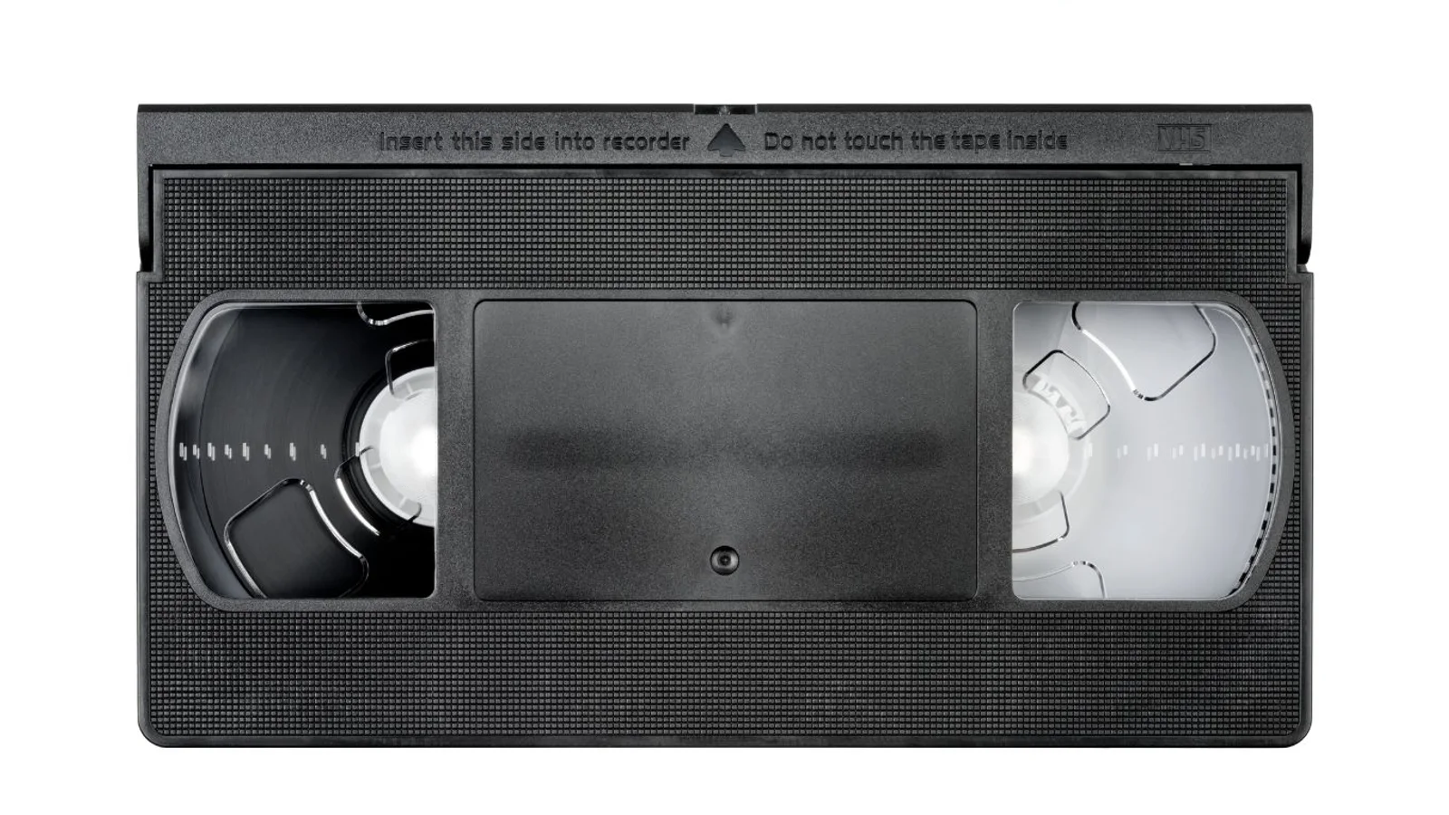 Cinta VHS negra vista desde arriba sobre un fondo blanco.