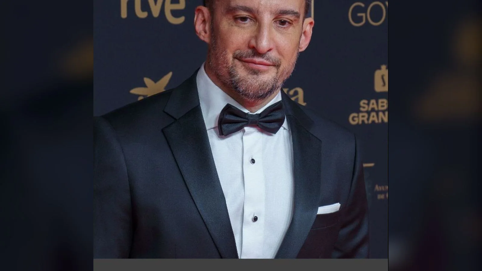 Alejandro Amenábar posa en la alfombra roja de los Premios Goya de 2025.