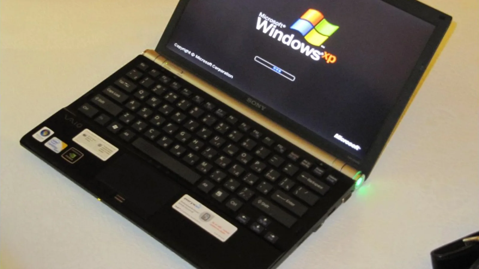 Laptop Sony VAIO muestra la pantalla de inicio de Windows XP.