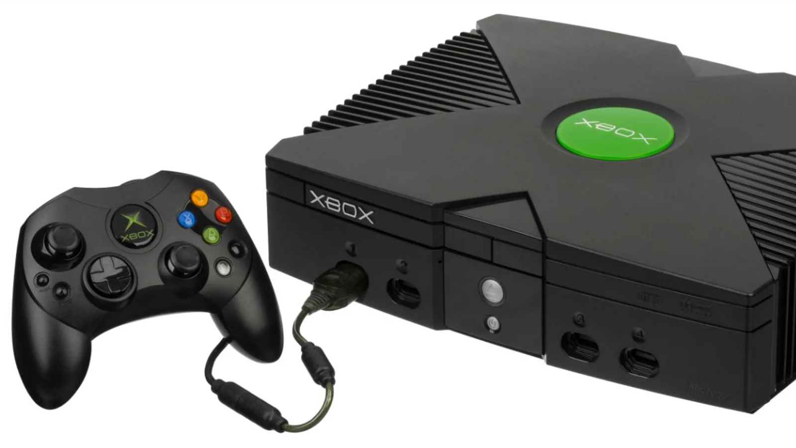Consola Xbox original junto a su mando negro sobre fondo blanco.